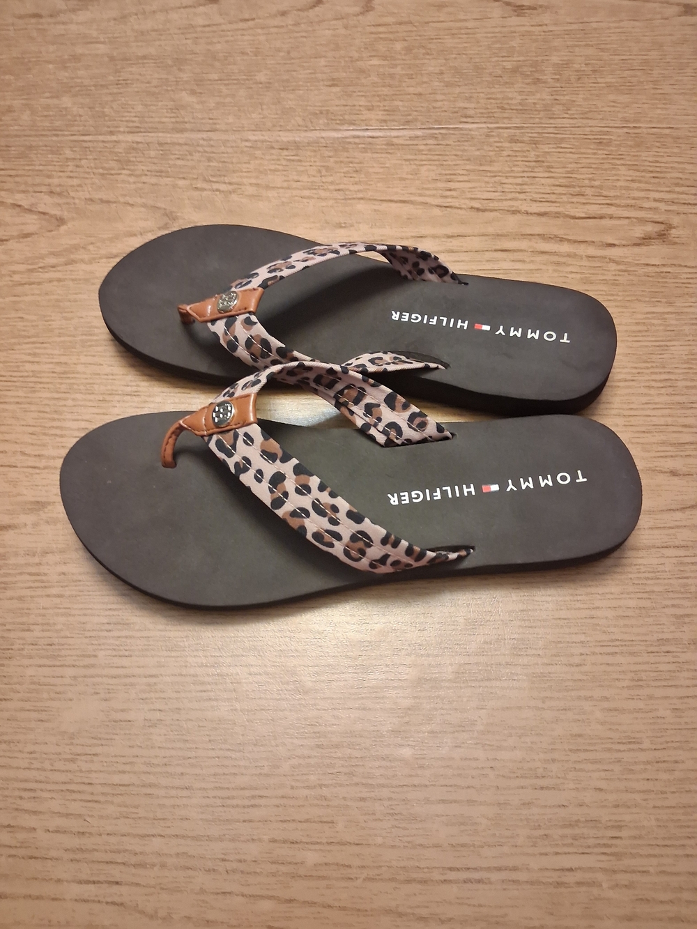 Womens Tommy Hilfiger Brown Flip Flops with Leopard Straps. Size 10 - Picture 4 of 5